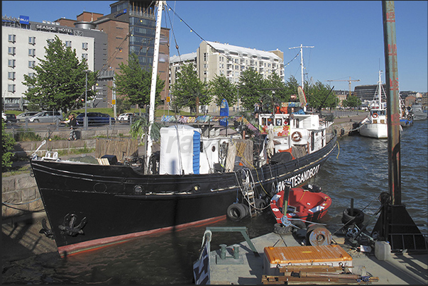 Pietari Fjord, access to the ferry docks and houseboat mooring