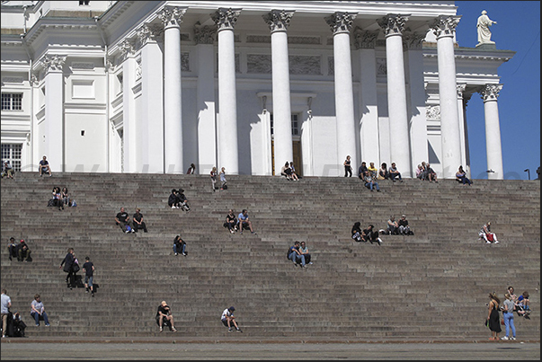 The staircase that leads to the Cathedral from the Senate square