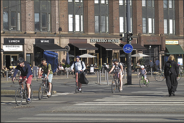 Few cars but many on foot, by bicycle and by scooter near the train station