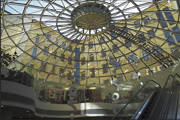 Esplanad Gallery, on the tree-lined esplanad avenue,  with numerous clothing stores, a shopping street