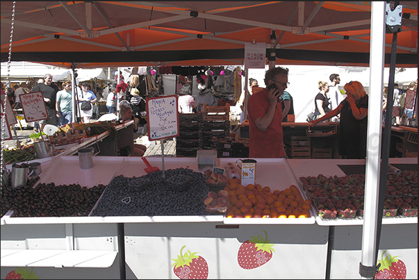 Market stall on the harbor square of Kauppatori Market stall on the harbor square of Kauppatori