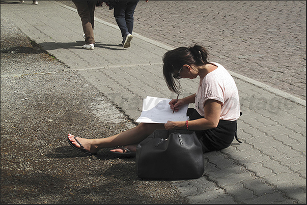 Students draw the details outside the Toompea Lutheran Cathedral