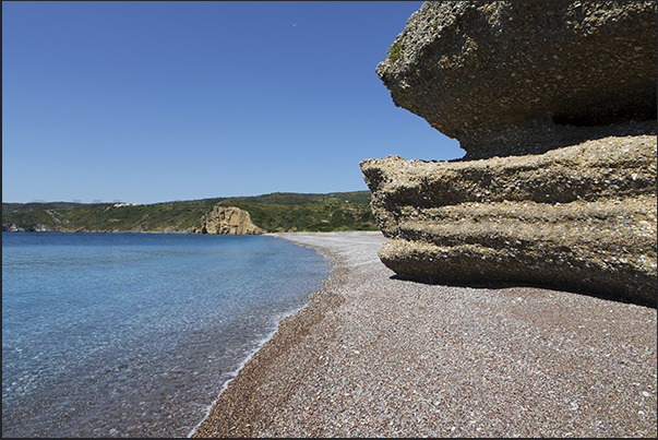 Vothonas beach in the Agios Nikolaos Bay, not far from the village of Avlemonas. South Coast Vothonas beach in the Agios Nikolaos Bay, not far from the village of Avlemonas. South Coast