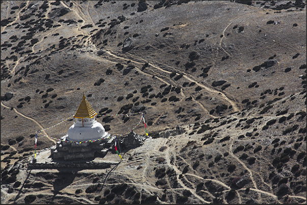 Stupa at the entrance of the village of Dingboche (4410 m) Stupa at the entrance of the village of Dingboche (4410 m)