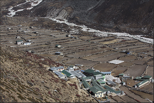 Dingboche (4410 m) Dingboche (4410 m)
