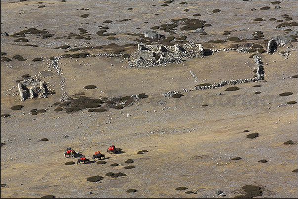 Yaks in the valley leading to Lobuche (4910 m) Yaks in the valley leading to Lobuche (4910 m)