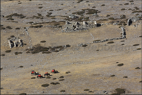 Yaks in the valley leading to Lobuche (4910 m)