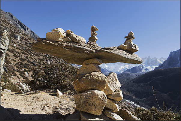 Acclimatization. Climb to Mount Nangkar Tshang (5083 m). Compositions of stones along the trail