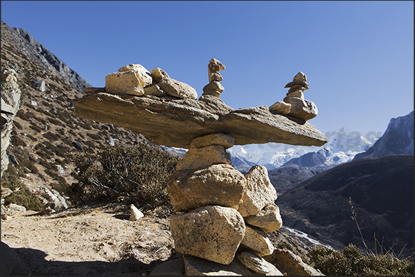 Acclimatization. Climb to Mount Nangkar Tshang (5083 m). Compositions of stones along the trail Acclimatization. Climb to Mount Nangkar Tshang (5083 m). Compositions of stones along the trail