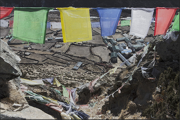 Acclimatization. Climb to Mount Nangkar Tshang (5083 m). The village of Dingboche (4410 m) Acclimatization. Climb to Mount Nangkar Tshang (5083 m). The village of Dingboche (4410 m)