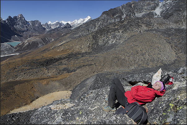 Acclimatization to altitude. A moment of rest (5086 m) Acclimatization to altitude. A moment of rest (5086 m)