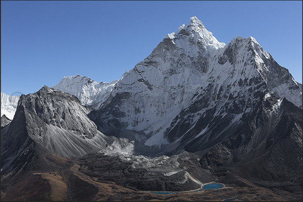 The massif of Mount Ama Dablam (6814 m) The massif of Mount Ama Dablam (6814 m)