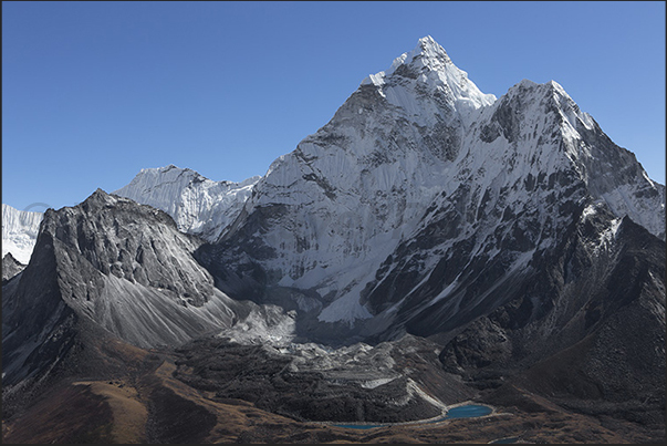 The massif of Mount Ama Dablam (6814 m)