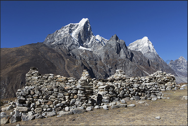 On the path towards the village of Lobuche. Mount Cholatse (6335 m) on the right and Mount Tabuche (6495 m) On the path towards the village of Lobuche. Mount Cholatse (6335 m) on the right and Mount Tabuche (6495 m)