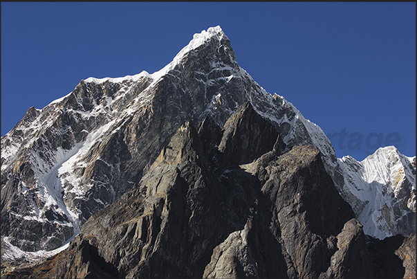 Cholatse (6335 m) Cholatse (6335 m)