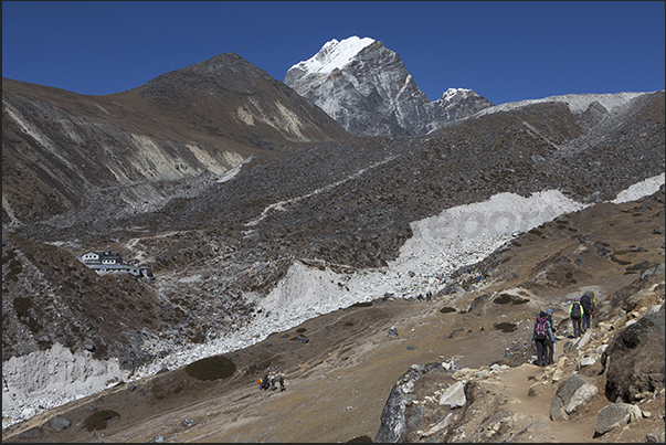 On the way to the village of Lobuche. Arrival at the village of Thokla (4620 m) for lunch. Behind Mount Labuche East (6090 m)