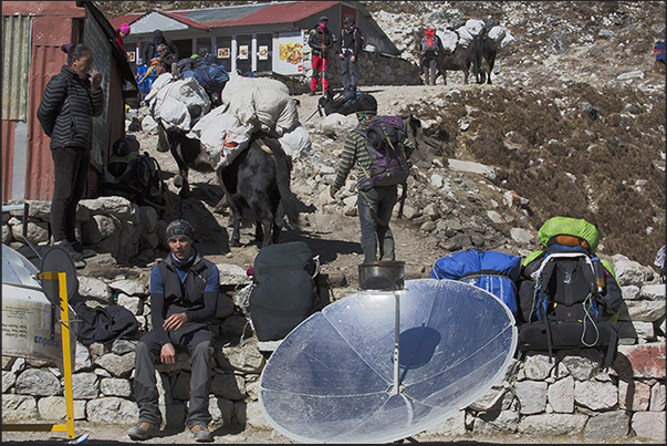 Thokla (4620 m). A parabola concentrates the sun rays on the pot to get hot water Thokla (4620 m). A parabola concentrates the sun rays on the pot to get hot water