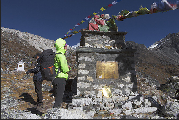 Thokla Pass (4830 m). Memorial Everest Thokla Pass (4830 m). Memorial Everest