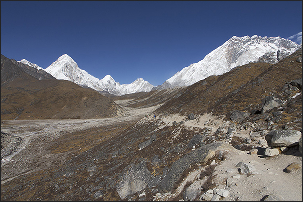 Kumbu Glacier Valley. From right: Nuptse 7864 m, Khumbutse 6639 m, Lingtren 6713 m, Pumo Ri 7165 m Kumbu Glacier Valley. From right: Nuptse 7864 m, Khumbutse 6639 m, Lingtren 6713 m, Pumo Ri 7165 m