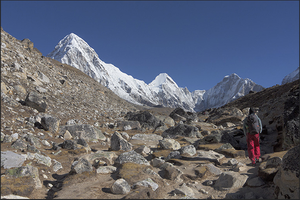 On the path to the village of Gorak Shep. On the horizon from right: khumbutse 6639 m, Lingtren 6713 m, Pumo Ri 7165 m On the path to the village of Gorak Shep. On the horizon from right: khumbutse 6639 m, Lingtren 6713 m, Pumo Ri 7165 m