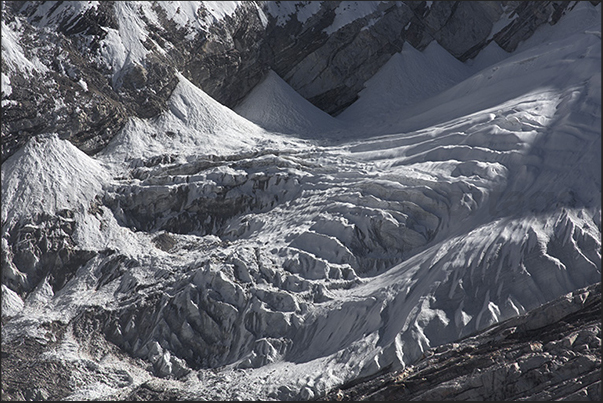 Glacier on Mount Nuptse (7864 m) Glacier on Mount Nuptse (7864 m)