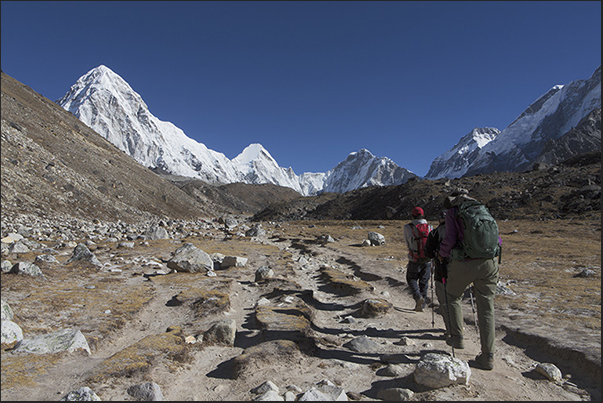 To the village of Gorak Shep (5140 m). On the left Mount Pumo Ri (7165 m), on the right Mount Lingtren (6713 m) To the village of Gorak Shep (5140 m). On the left Mount Pumo Ri (7165 m), on the right Mount Lingtren (6713 m)