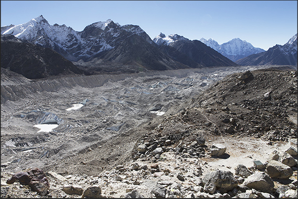 Khumbu Glacier Valley (4920 m) Khumbu Glacier Valley (4920 m)