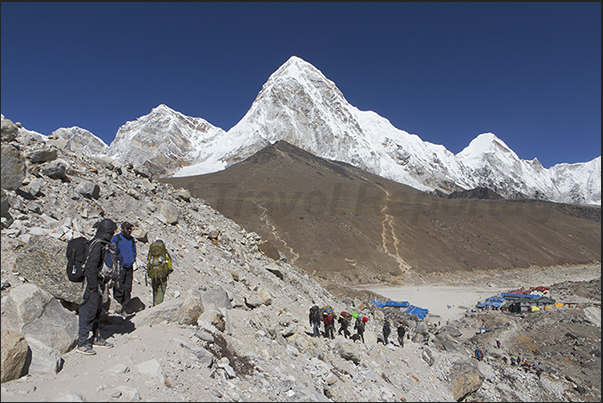 Arrival at the village of Gorak Shep (5140 m) with behind Mount Pumo Ri (7165 m) Arrival at the village of Gorak Shep (5140 m) with behind Mount Pumo Ri (7165 m)