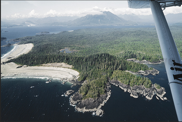 The Ocean penetrates the island until reaching the inland forests and the seaplane is the only way to reach the villages