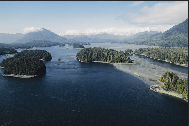 The Ocean penetrates the island until reaching the inland forests and the seaplane is the only way to reach the villages