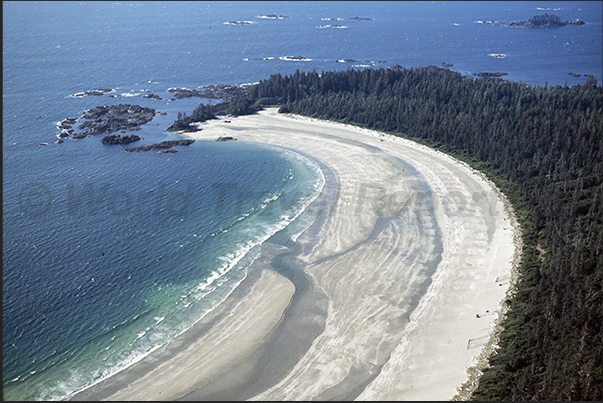 The south-west coast, is characterized by large and deserted beaches, accessible only by sea