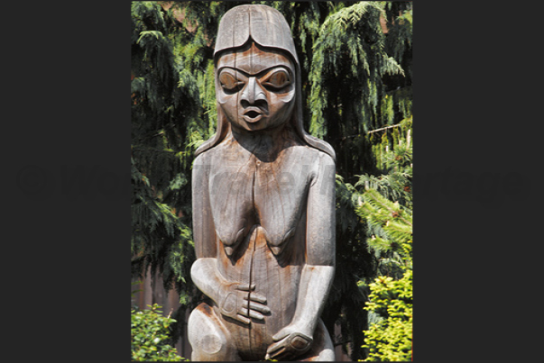 Some have no decorations, the oldest, others are decorated in bright colors and are still used today by the tribes living in the area Some have no decorations, the oldest, others are decorated in bright colors and are still used today by the tribes living in the area
