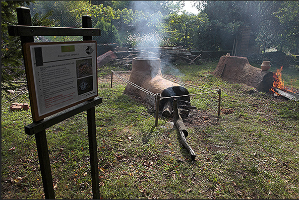 Town of Villarbasse. Experimentation field. Crockery oven as it was in the Neolithic period.