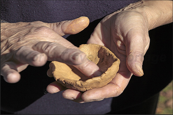 Villarbasse. Experimentation field. Realization of clay bowls and water then put into the drying ovens Villarbasse. Experimentation field. Realization of clay bowls and water then put into the drying ovens