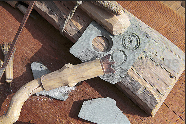 Villarbasse. Experimentation field. Tools used to work and to drill the stone Villarbasse. Experimentation field. Tools used to work and to drill the stone