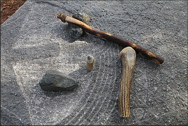 Villarbasse. Experimentation field. Tools used to carve and draw on the rock Villarbasse. Experimentation field. Tools used to carve and draw on the rock