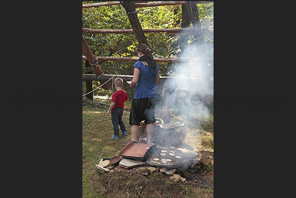 Villarbasse. Experimentation field. Preparation and cooking of Neolithic bread