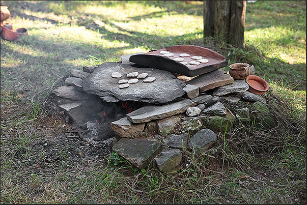 Villarbasse. Experimentation field. Preparation and cooking of Neolithic bread Villarbasse. Experimentation field. Preparation and cooking of Neolithic bread