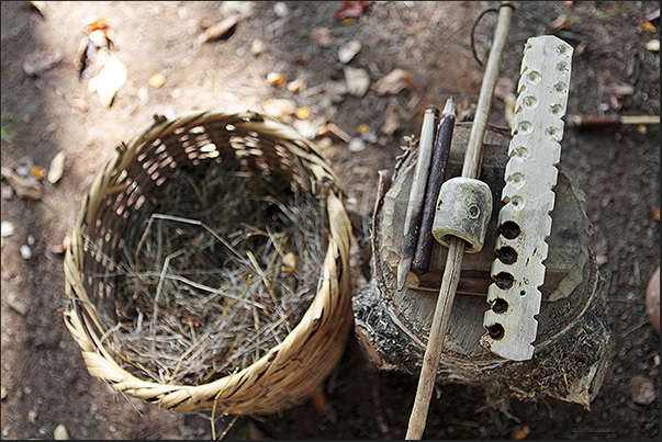 Villarbasse. Experimentation field. Straw and tools to trigger the fire with rubbing between different woods Villarbasse. Experimentation field. Straw and tools to trigger the fire with rubbing between different woods