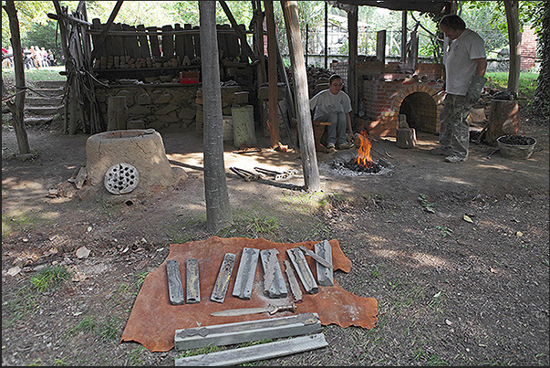Villarbasse. Experimentation field. The foundry and, down, the stone molds to produce swords and daggers Villarbasse. Experimentation field. The foundry and, down, the stone molds to produce swords and daggers