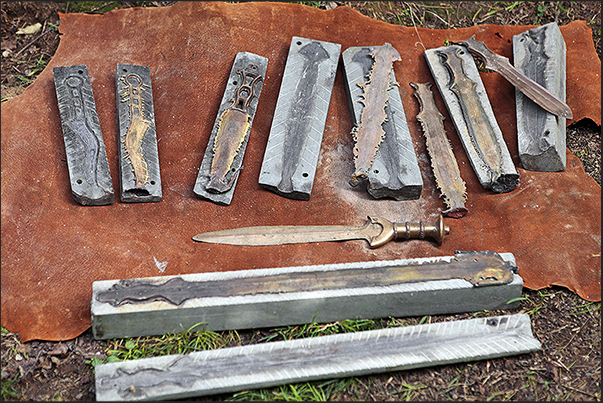 Villarbasse. Experimentation field. Stone molds to produce swords and daggers Villarbasse. Experimentation field. Stone molds to produce swords and daggers