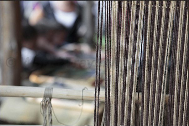 Villarbasse. Experimentation field. Woolen threads of a primordial weaving frame Villarbasse. Experimentation field. Woolen threads of a primordial weaving frame