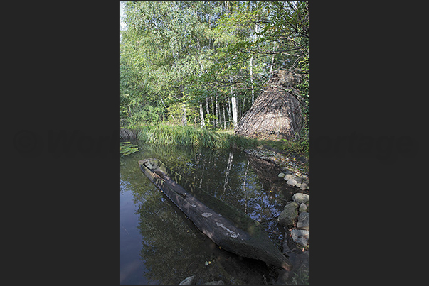 Villarbasse. Experimentation field. Reconstruction of a canoe and a hut Villarbasse. Experimentation field. Reconstruction of a canoe and a hut