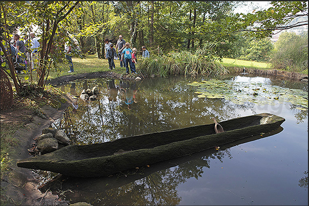 Villarbasse. Experimentation field. Reconstruction of a canoe Villarbasse. Experimentation field. Reconstruction of a canoe