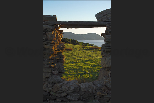 Plateau of Nurra. Along the way you encounter ruined houses once used by shepherds. On the horizon, Argentiera Cape