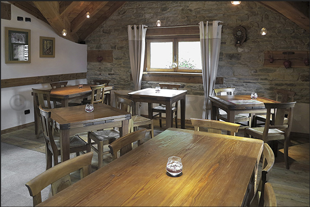 Dining room and dinner at La Gruba refuge