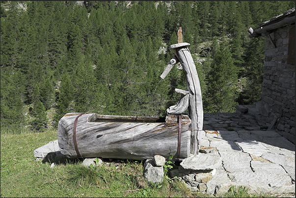 A fountain along the path, very useful to the hikers