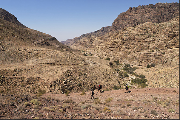 The trail follows the valley floor in a continuous succession of downhill curves The trail follows the valley floor in a continuous succession of downhill curves