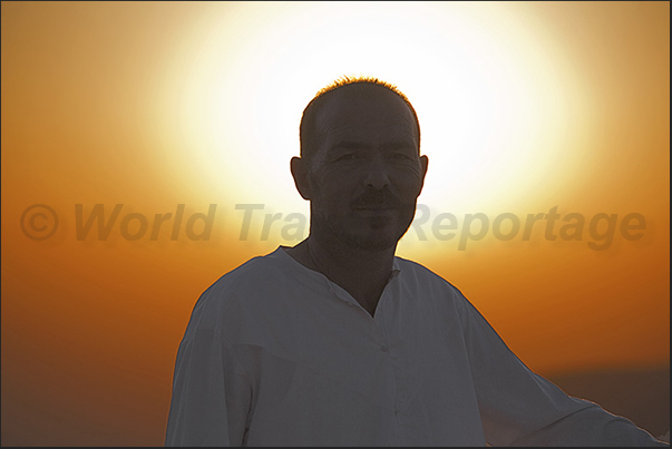 At sunset, the guide greets us before leaving the Dana Biosphere Reserve and continuing the desert trip