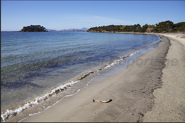 Léoube Beach. On the horizon the little Cabasson island